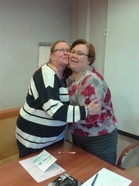 Aune Luoto ja yhdistyksen puheenjohtaja Stina Koivisto.